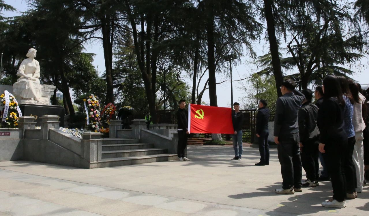 缅怀革命先烈 赓续红色精神丨k8凯发集团党委组织开展清明祭扫主题活动